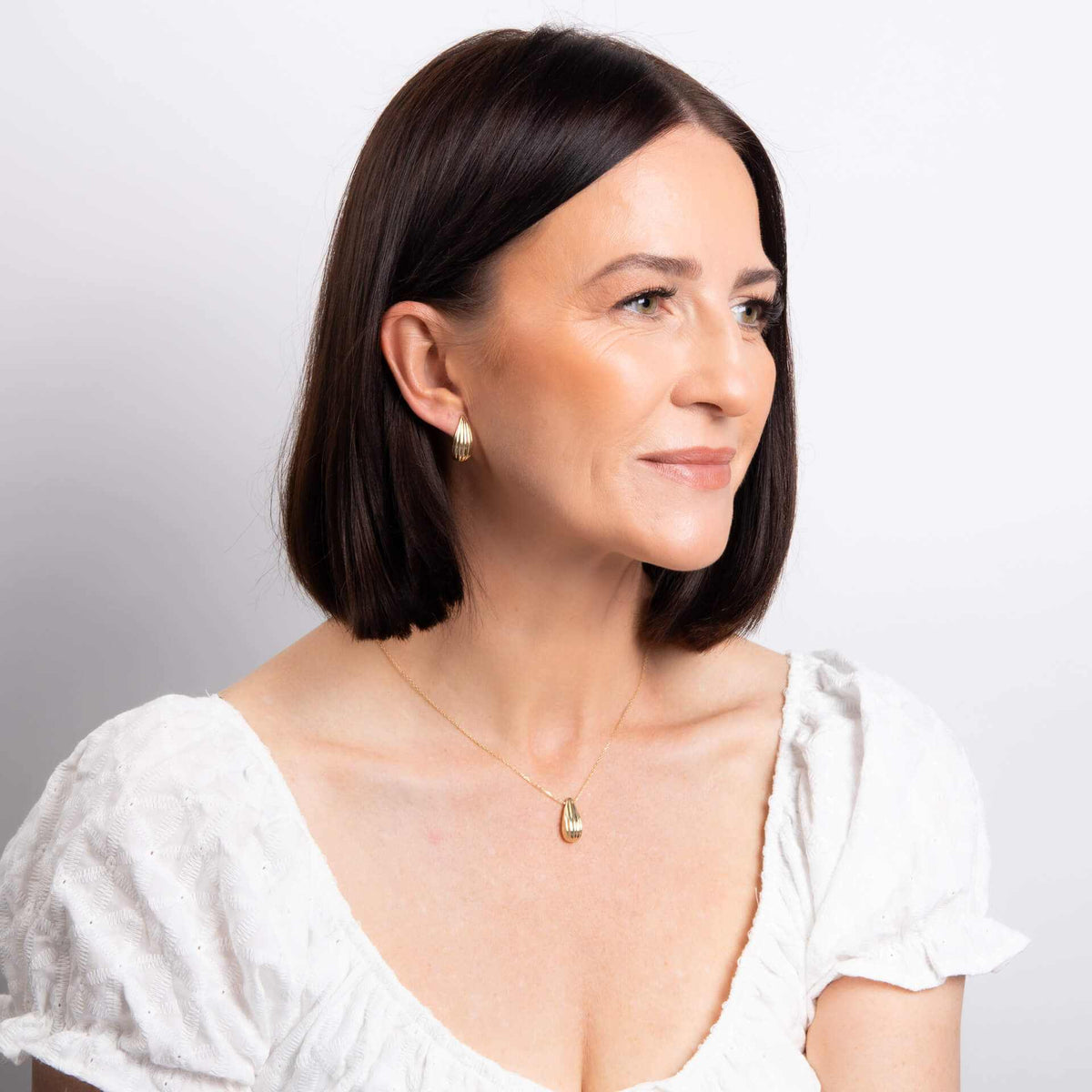 Elements Gold teardrop necklace in polished yellow gold with a ridged pendant and fine chain